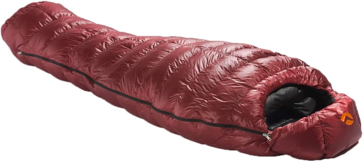 Bloody Mary Daunenschlafsack - Rote Mumienform in Größe S - Linker Reißverschluss und Polyester Außenmaterial - Für eine Person beim Wandern