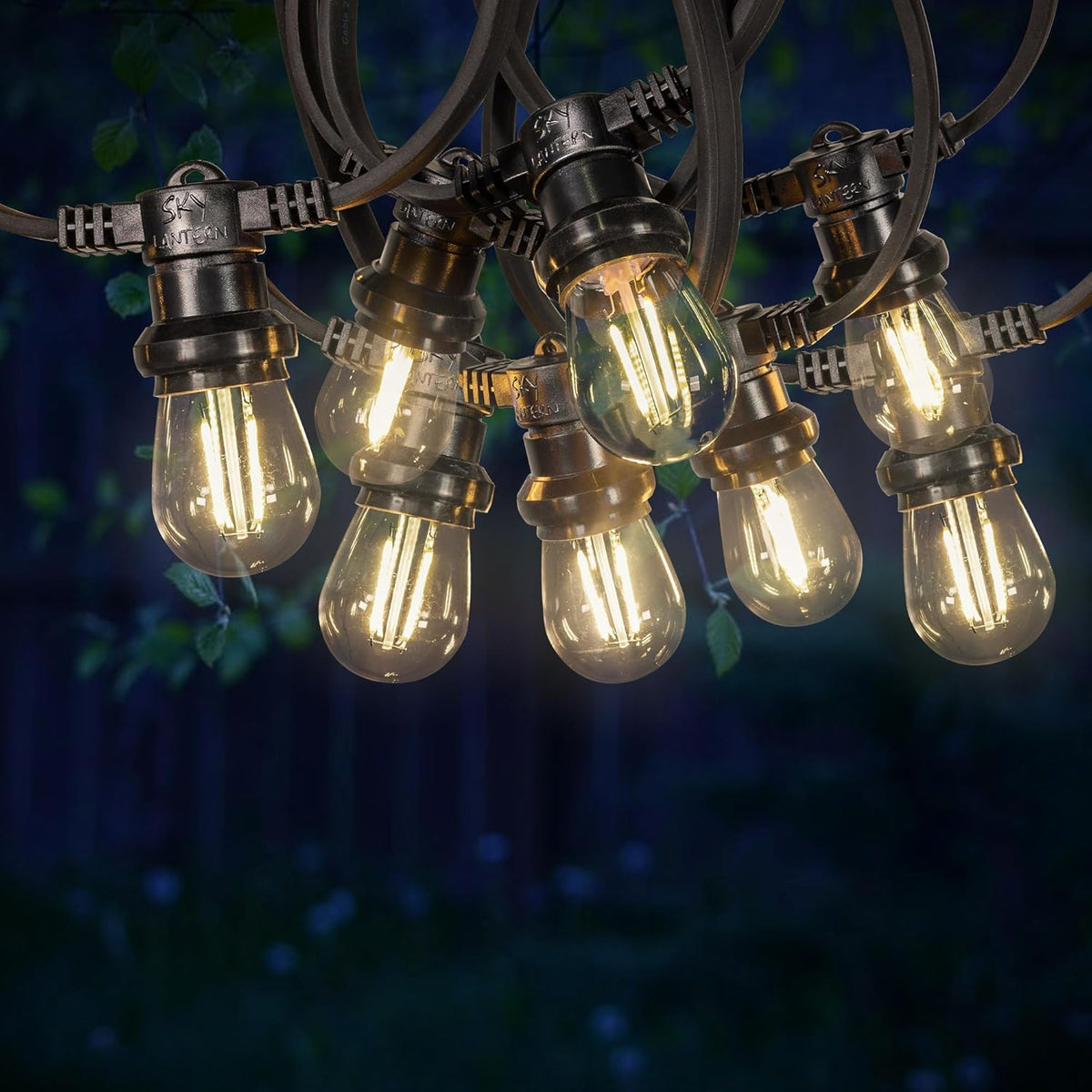 SKYLANTERN Guinguette LED Lichterkette 30 m - 90 transparente E27 Filament Lampen - Warmweißes und dimmbares Retro Licht bei 230 V - Dekorative Beleuchtung für größere Bereiche